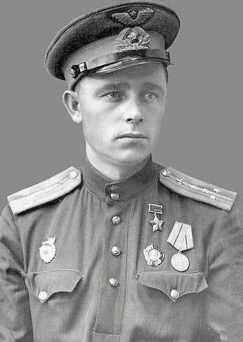 Небо, опалённое войной. Памяти Героя Советского союза Владимира Алкидова.