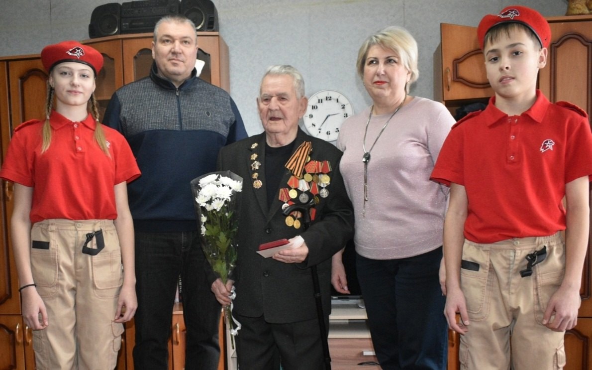 В Моршанске ветеранам вручают медали к 80-летию Победы.