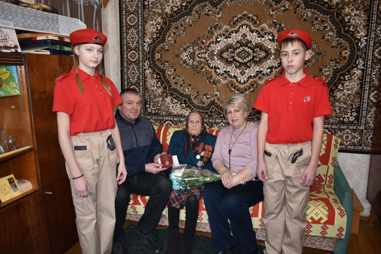 102-летней Жительнице Моршанска Надежде Челюбеевой вручена юбилейная медаль к 80-летию Победы..